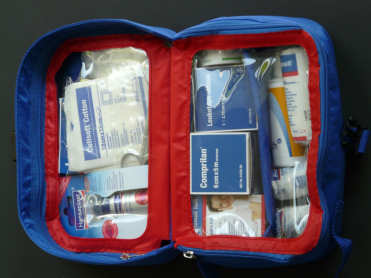 Les recommandations de la Pharmacie Rolland avec cette trousse à pharmacie  de voyage prêt à emporter dans le sac !